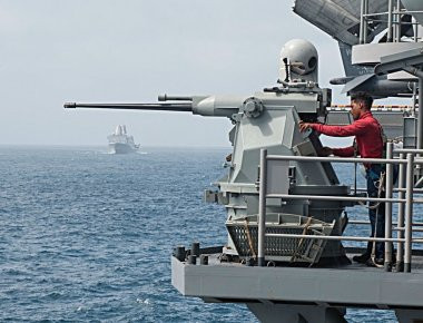 Βίντεο: Το Πολεμικό Ναυτικό των ΗΠΑ σε άσκηση ζωντανής πυρκαγιάς!